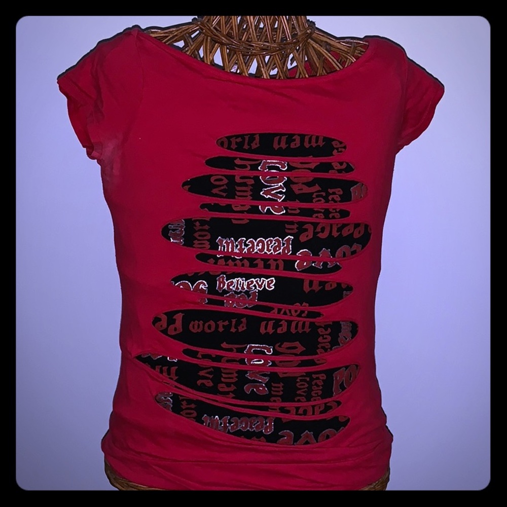 Short sleeve shirt with slits to show the prints